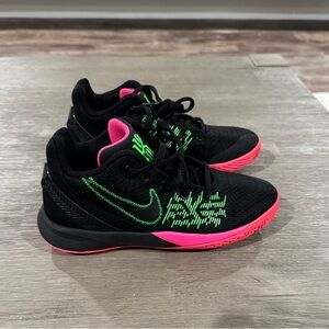 VNDS 4Y Kyrie flytrap